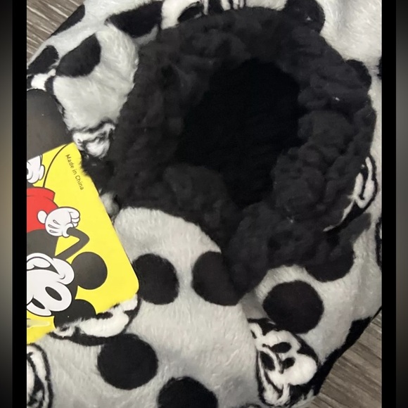 Disney Mickey Mouse Fuzzy Babba Slipper Socks Size 2T-3T Slip Safe - Picture 4 of 4